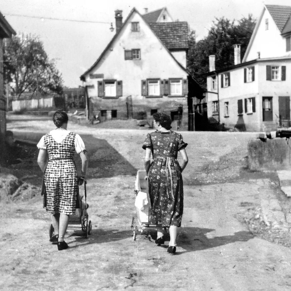 1930: Kreuzung Heerstraße / Metzingerstraße. Häuser: rechts Kurt Rommel, Schlotterbeck, Walker, links Bäckerei Schlotterbeck (Quelle: Manfred Knecht)