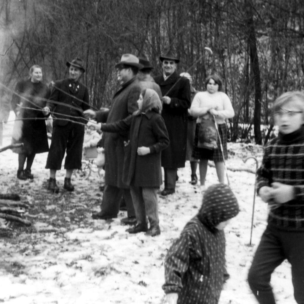 1964: Die traditionelle Fuchsjagd des schwäbischen Albverein im Januar jeden Jahres aud dem Turnplätzchen, wo am Ziel immer ein Feuer auf die Wanderer wartet um eine rote Wurst am selbst geschnitzten Stock zu braten (Quelle: Martha Kern)