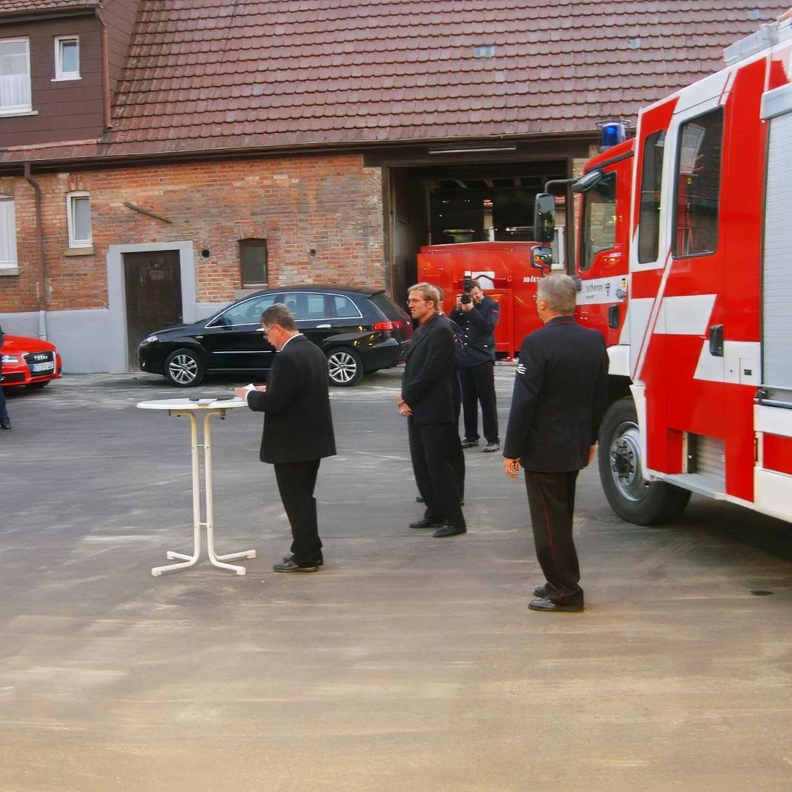 2009: Übergabe des neuen Feuerwehrautos (Quelle: Dirk Glück)