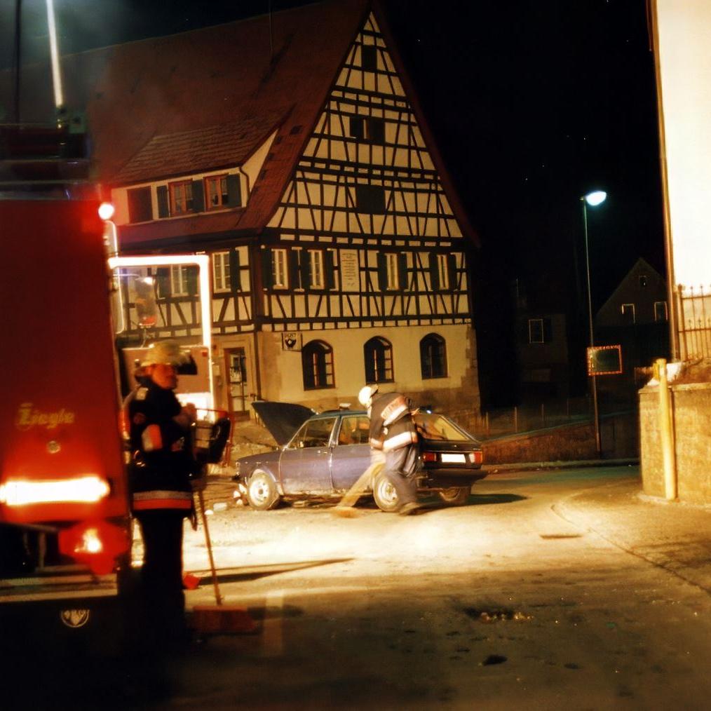 1991: Hilfeleisteung nach Verkehrsunfall in der Neckartenzlinger Straße (Quelle: Feuerwehr Mittelstadt)
