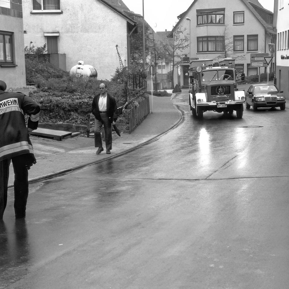 1991: Hilfeleistung nach Verkehrsunfall in der Stadtstraße (Quelle: Feuerwehr Mittelstadt)