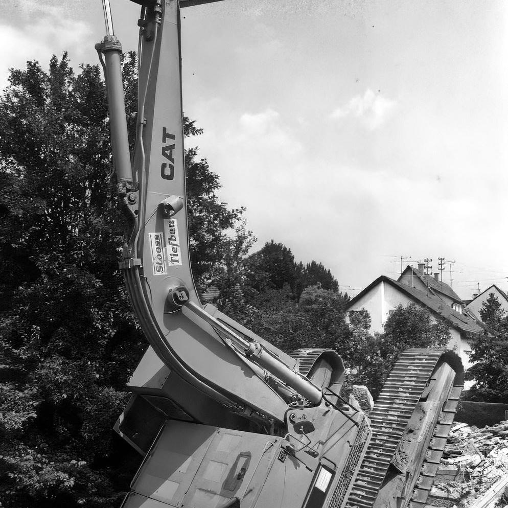 1992: Bagger stürzt bei Abbrucharbeiten durch die Decke in der Mönchstraße (Quelle: Feuerwehr Mittelstadt)