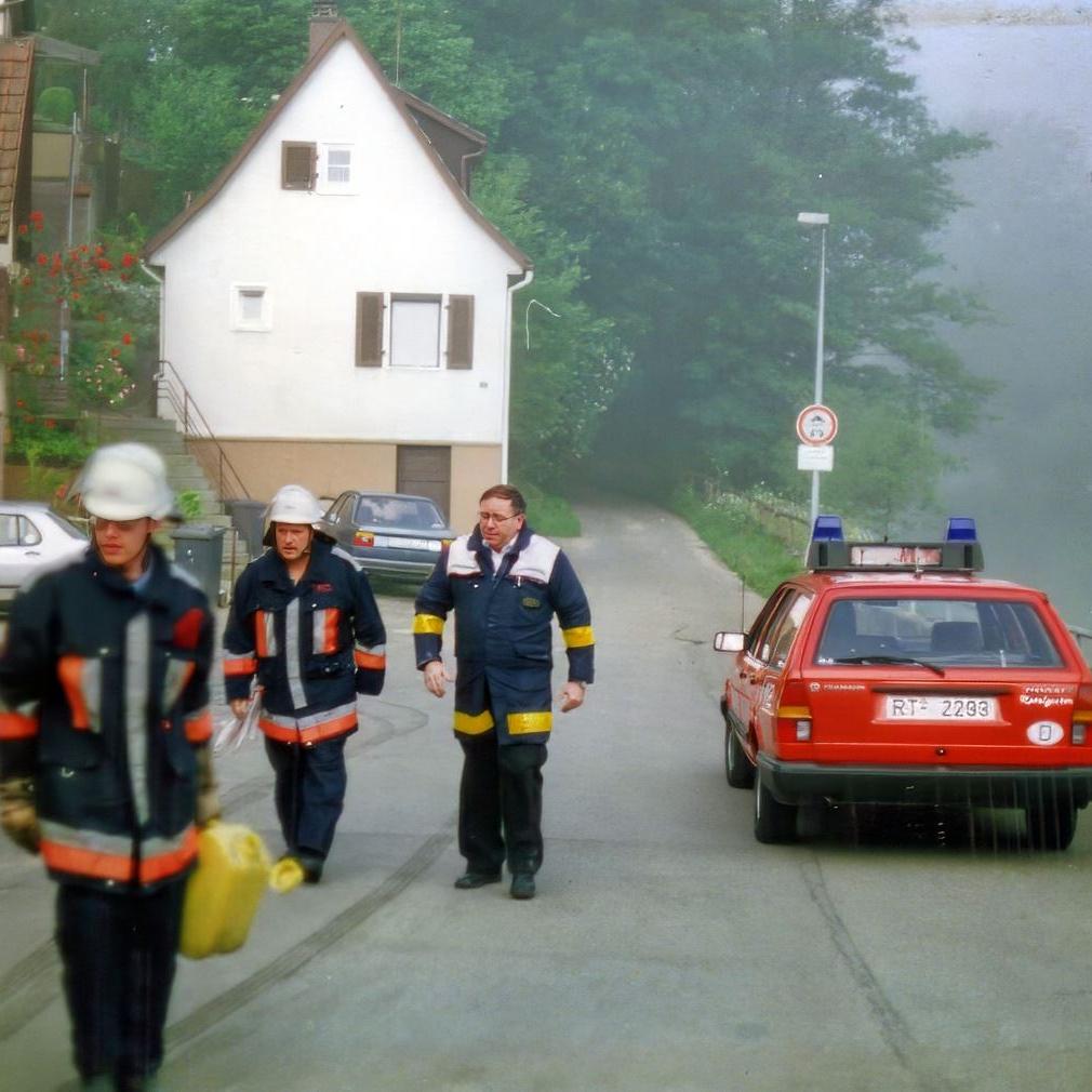 1994: Reinigung der Straße in der Neckartenzlinger Straße (Quelle: Feuerwehr Mittelstadt)