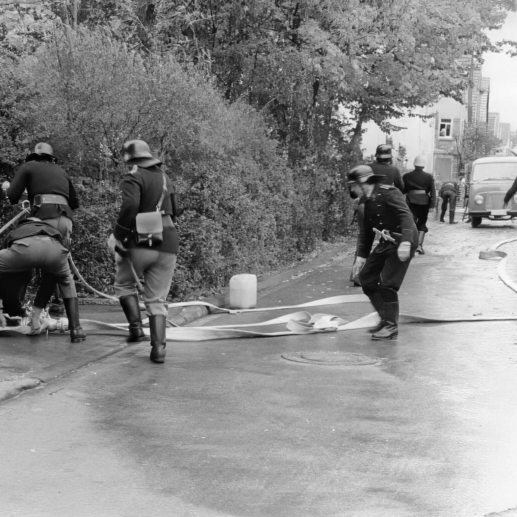 1973: Brandschutzwoche mit einer Übung am Schulhaus (Quelle: Feuerwehr Mittelstadt)