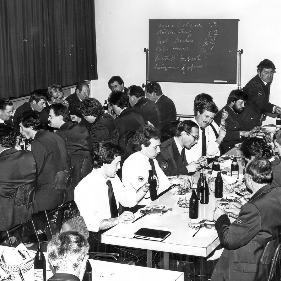 1992: Kameradschaftsabend im Unterrichtsraum (Quelle: Feuerwehr Mittelstadt)