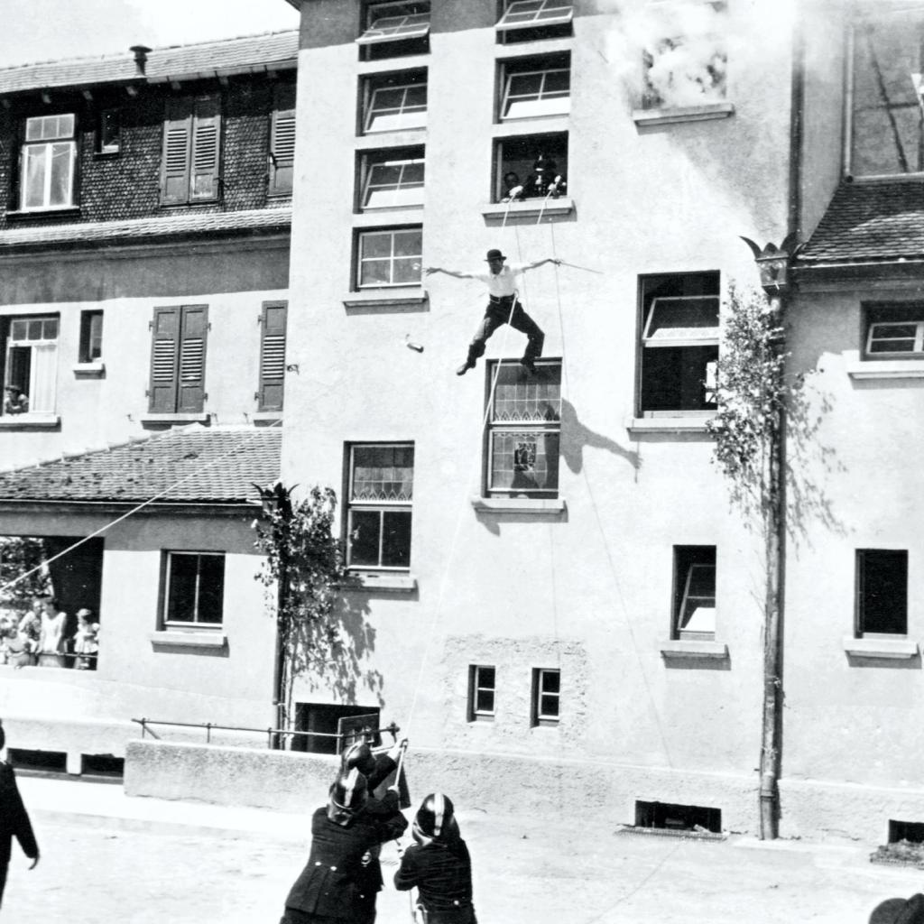 1952: Feuerwehrübung am Schulhaus mit Personenrettung (Quelle: Fritz Flach)