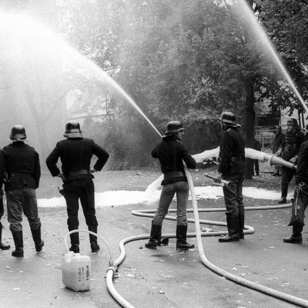 1973: Brandschutzwoche mit einer Übung am Schulhaus (Quelle: Feuerwehr Mittelstadt)
