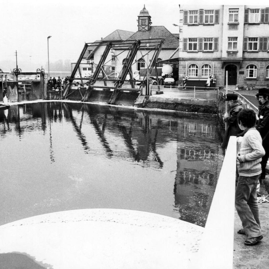 1975: Ölalarm am Neckar (Quelle: Feuerwehr Mittelstadt)