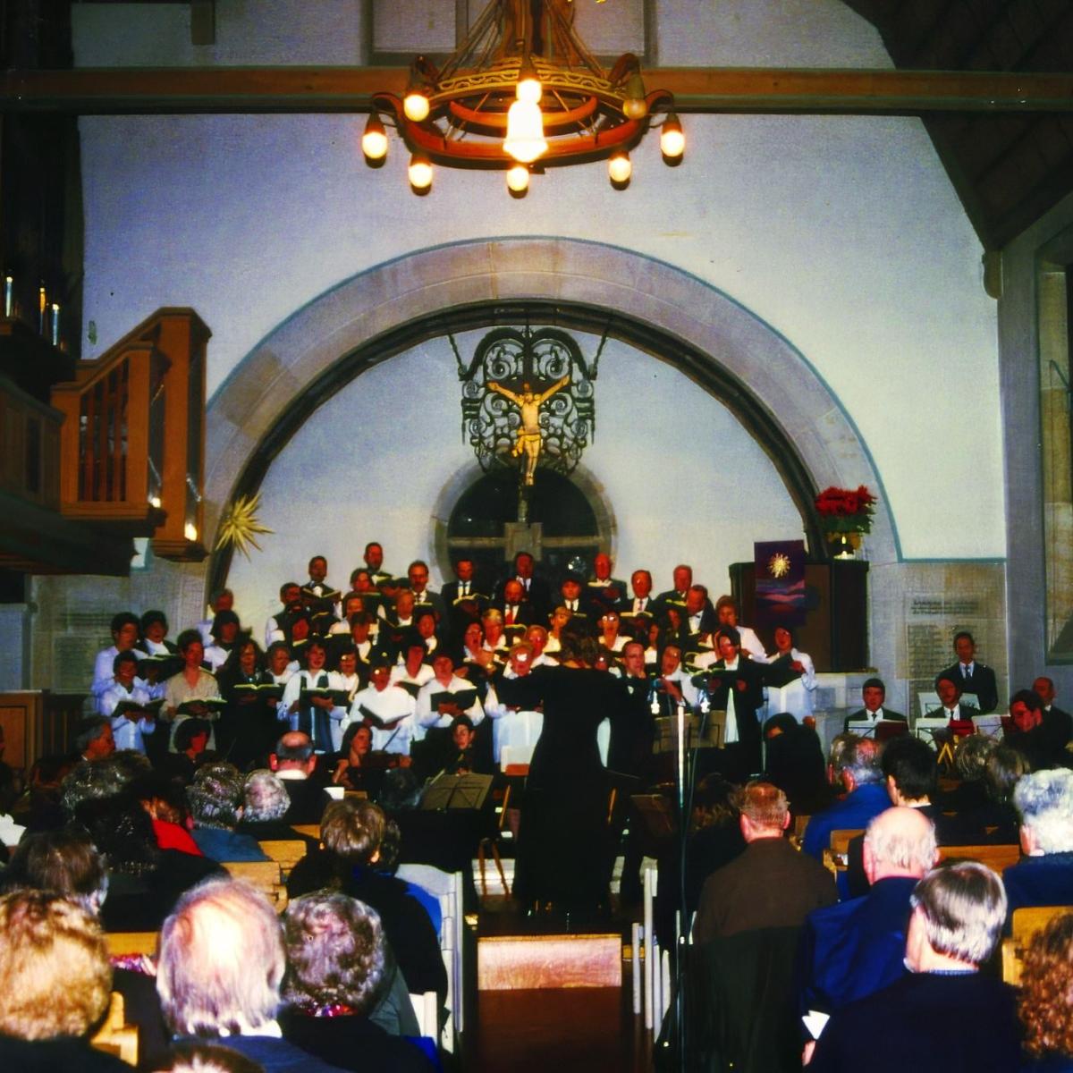 2000: Kirchenchor im Innenraum der Martinskirche (Quelle: Sofie Veit)