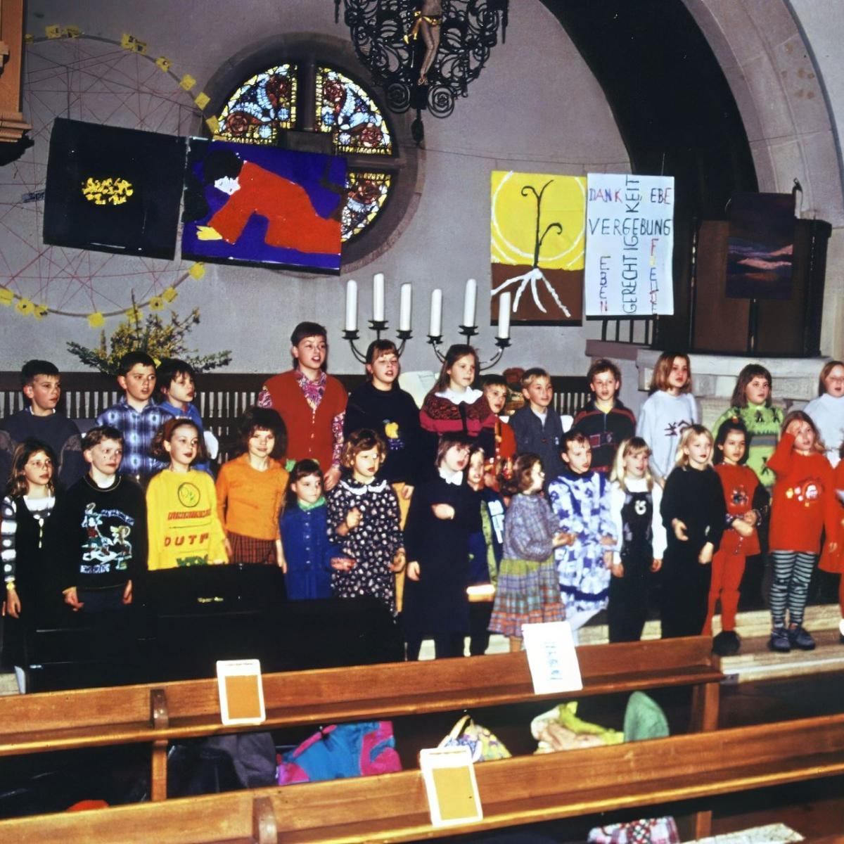 1999: Kinderchor in der Martinskirche (Quelle: Peter Brändle)