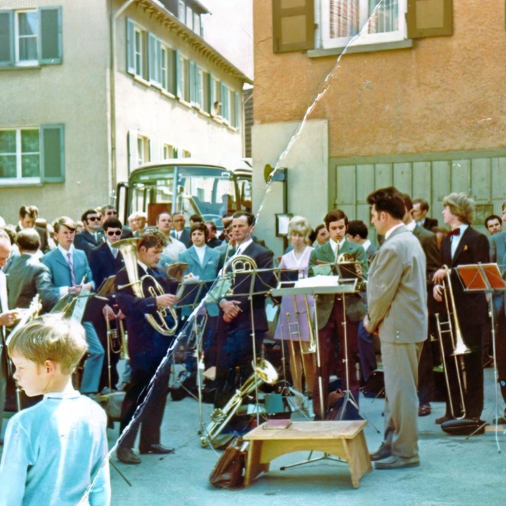 1971: 20 Jahre Posaunenchor Mittelstadt, Platzblasen am Rathaus (Quelle: Berta Kimmerle)