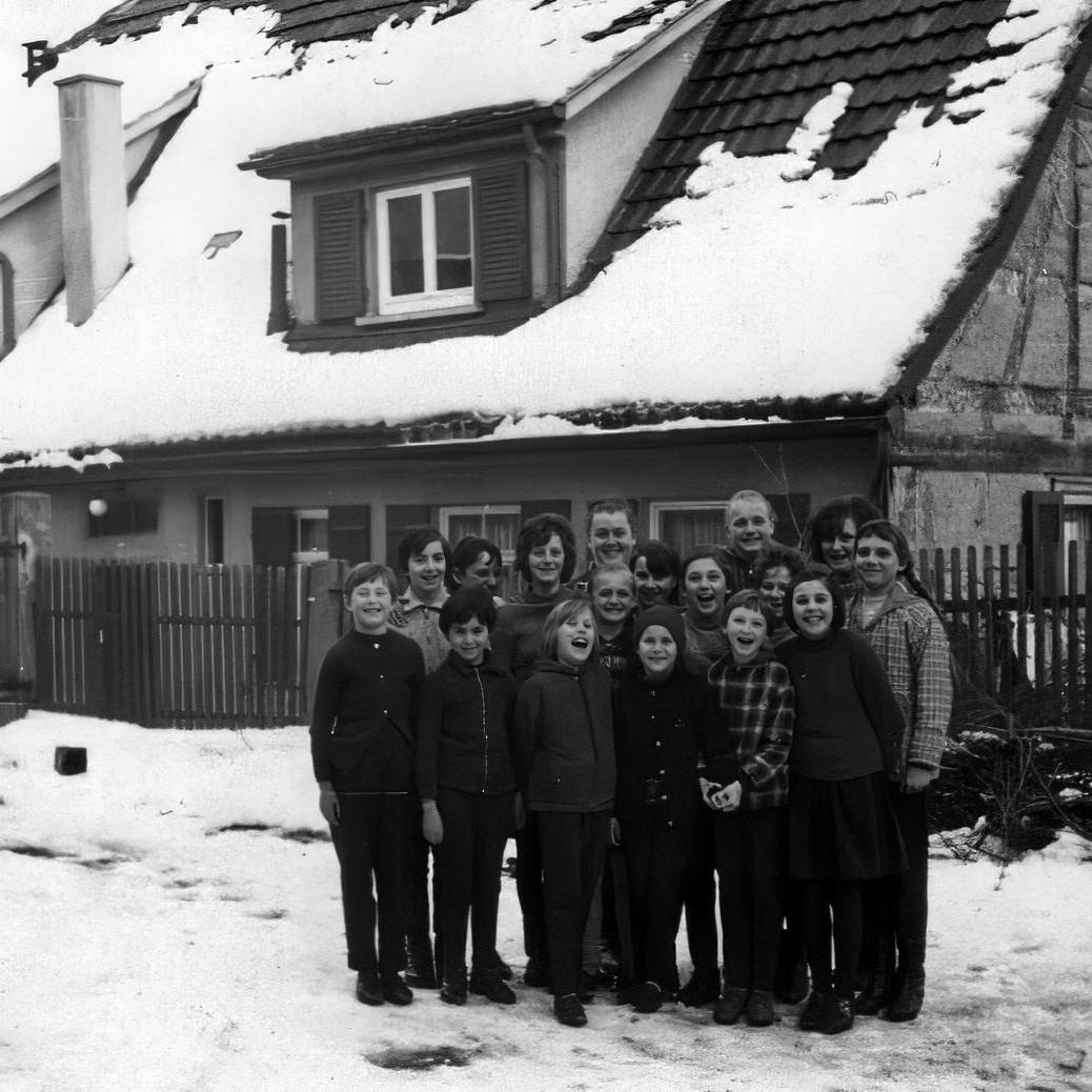 1965: Die Jungschar der evangelischen Kirchengemeinde im Pfarrhof unter der Leitung von Ruth Kern - im Hintergrund der ehemalige Kindergarten (Quelle: Martha Kern)