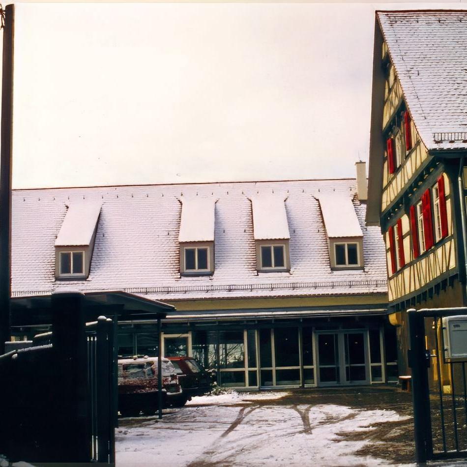 1996: Gemeindehaus und Pfarrhaus (Quelle: Sofie Veit)