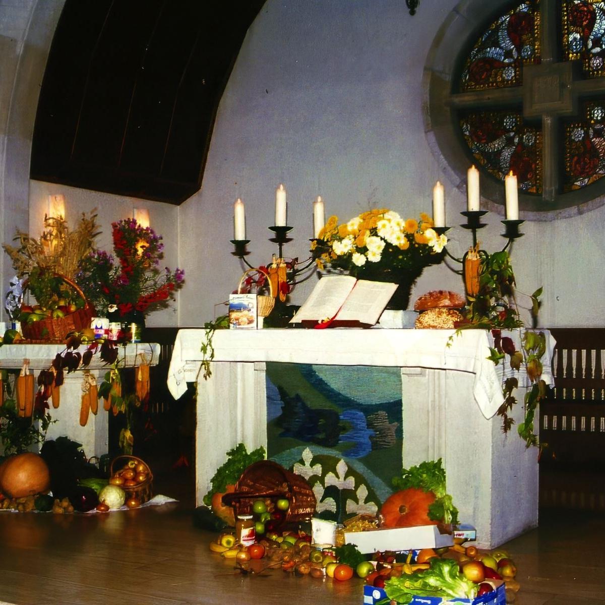 1997: Altarraum beim Erntedank (Quelle: Sofie Veit)