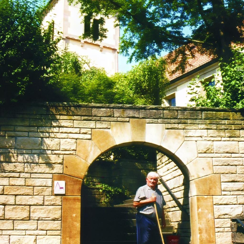 2001: Aufgang zur Martinskirche mit Karl Decker unter dem Torbogen (Quelle: Sofie Veit)