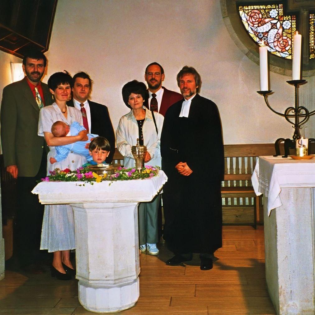 1993: Taufe von André Kretschmer durch Pfarrer Tröndle (Quelle: evangelische Gemeinde)