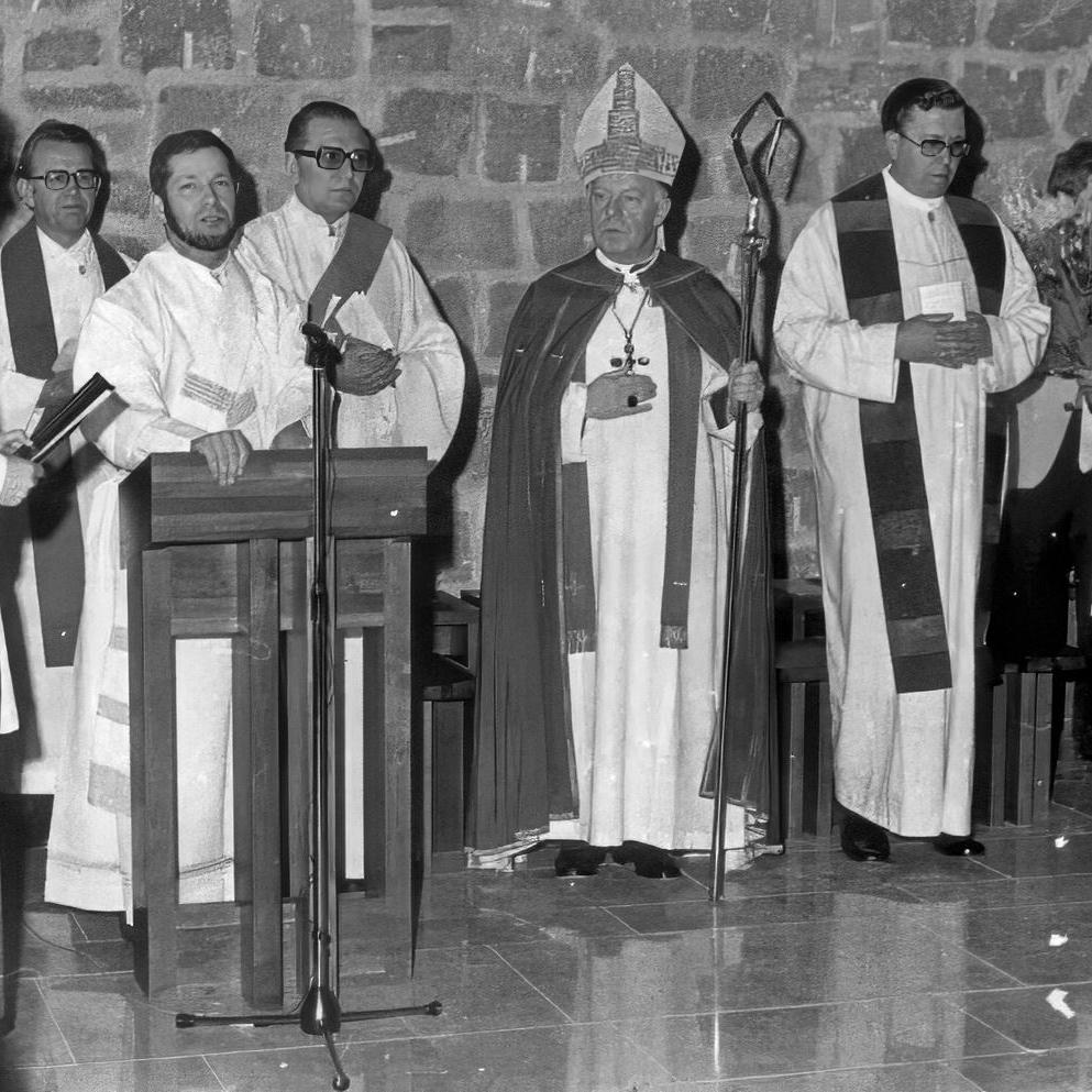 1974: Der Bischof ehrt den Laienvorsitzenden V. Schneider (Quelle: Siegfried Drissner)