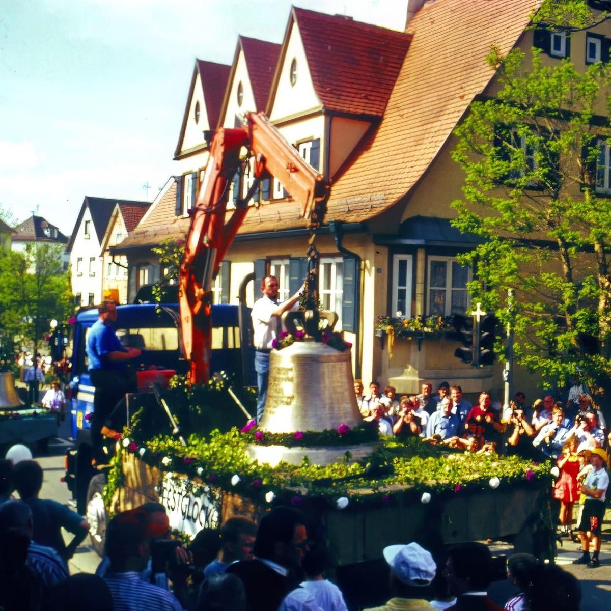 1998: Festumzug bei der Glockenweihe (Quelle: Sofie Veit)