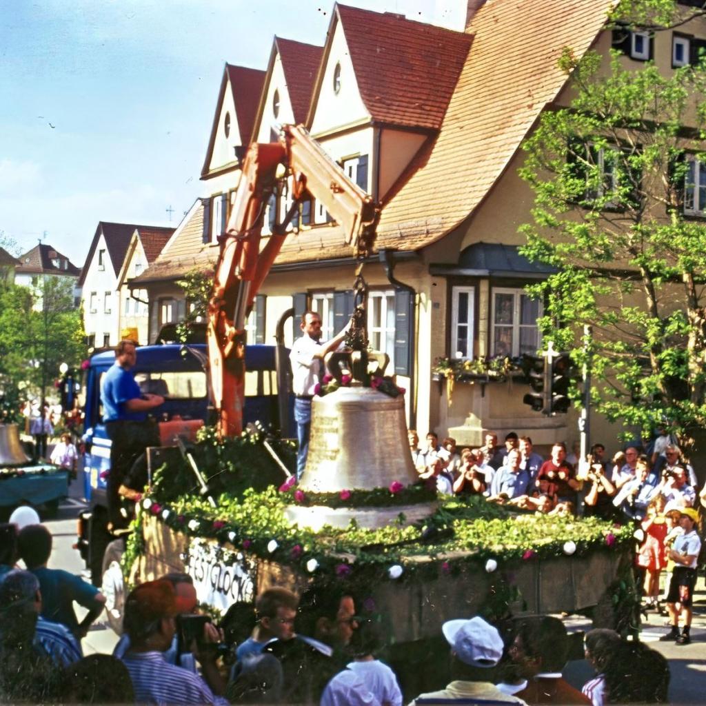 1998: Glockenumzug der evangelischen Kirche vor dem Rathaus (Quelle: Peter Brändle)