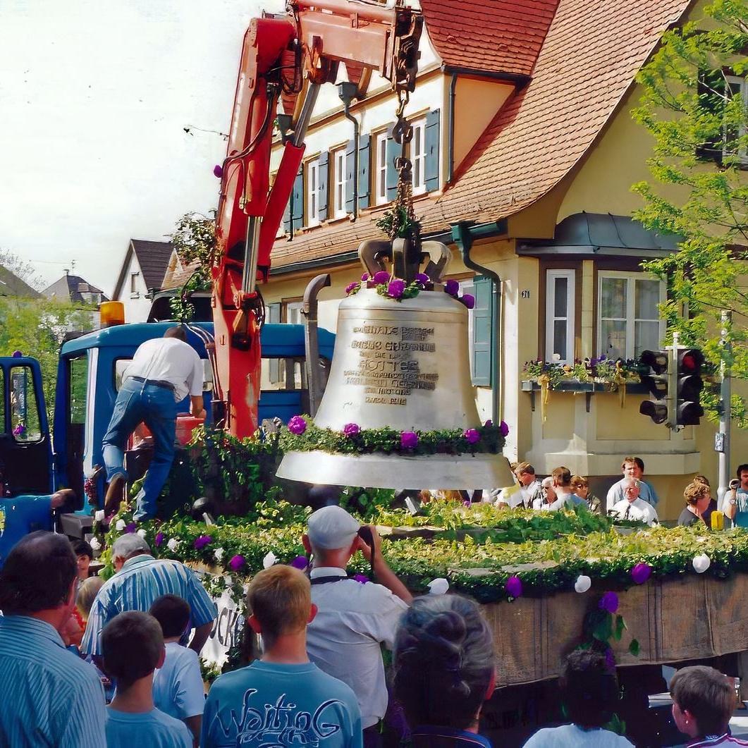 1998: Festzug zur Einweihung der Kirchenglocken (Quelle: Wolfgang Bayer)