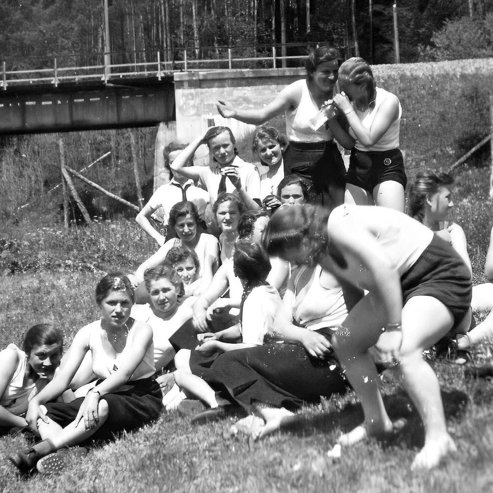 1937: Gruppe am Neckar beim Baggersee Neckartailfingen (Quelle: Maria Müllerschön)