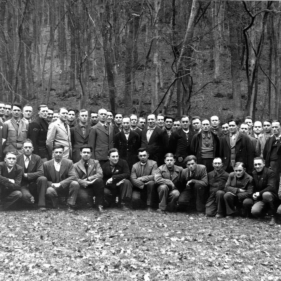 1937: Männer bei der Militärmusterung (Quelle: Lore Kimmerle)