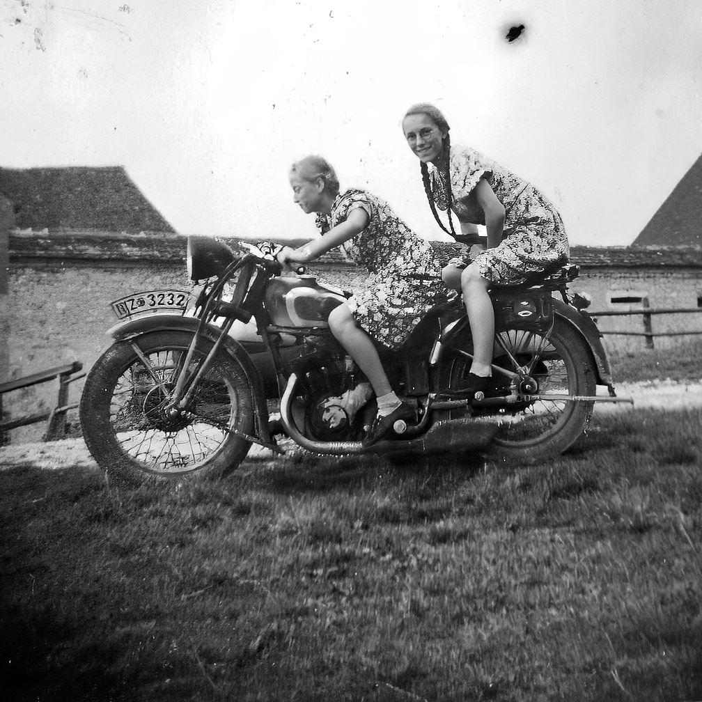 1937: Rennfahrerinnen (Irma und Maria Müllerschön) auf dem Hohen Neuffen (Quelle: Maria Müllerschön)