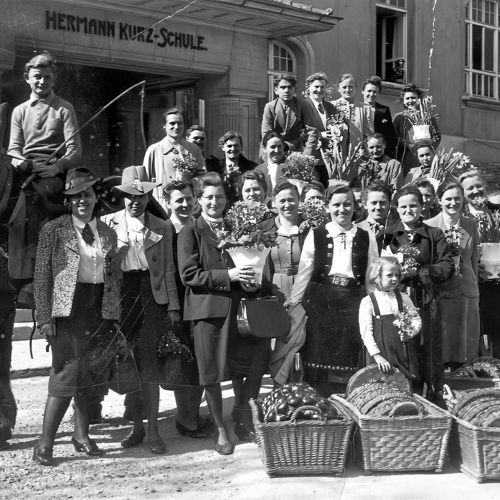 1942: Lebensmittelspende aus Mittelstadt vor der Hermann-Kurz-Schule in Reutlingen (Quelle: Lore Kimmerle)