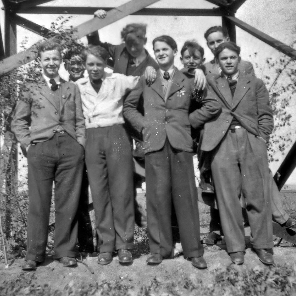 1950: Maienstreich: Maibaum wurde von der abgebildeten Gruppe auf Hochspannungsmast gestellt unter anderen Richard Krämer (Quelle: Lore Kimmerle)