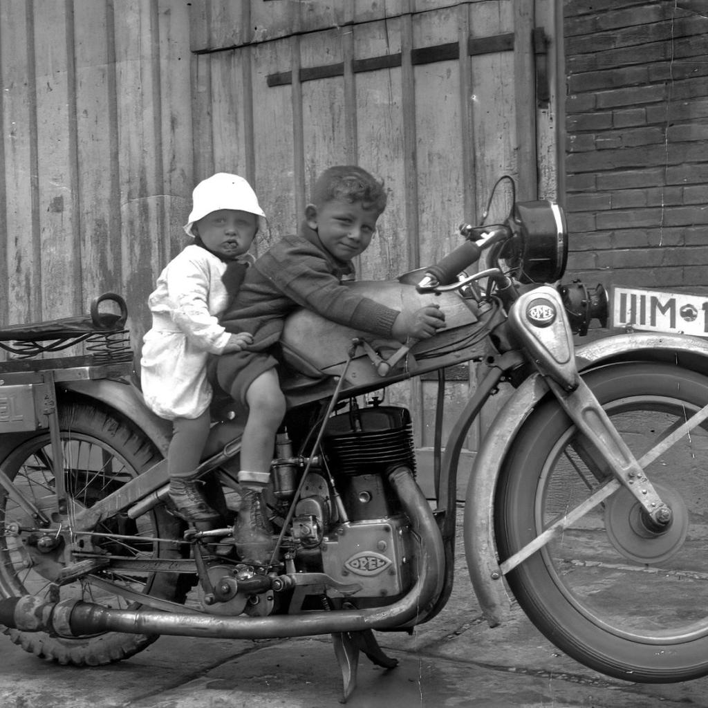 1931: Motorrad von Paul Feldweg, Lore und Erich Feldweg (Quelle: Lore und Erich Bader)