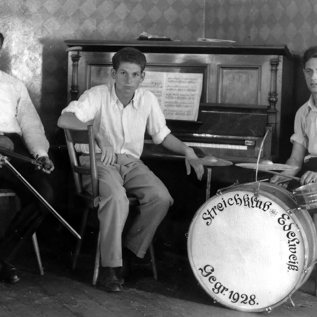 1947: Heckenrose - unsere Tanzkapelle; Geige: Gottlob Kurz; Klavier: Heinrich Franz; Schlagzeug: Albert Kuhn (Quelle: Ernst Stückle)
