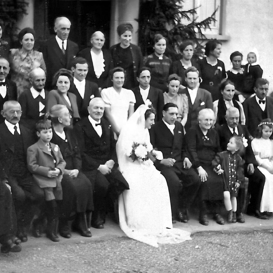 1949: Hochzeit von Ernst  und Elsbeth Keim, geb. Montag, vor dem Gasthaus Lamm (Quelle: Manfred Knecht)