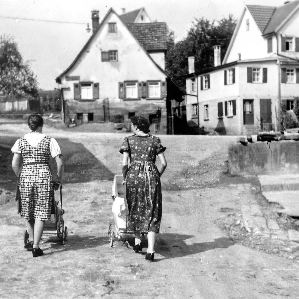 1930: Kreuzung Heerstraße / Metzingerstraße. Häuser: rechts Kurt Rommel, Schlotterbeck, Walker, links Bäckerei Schlotterbeck (Quelle: Manfred Knecht)