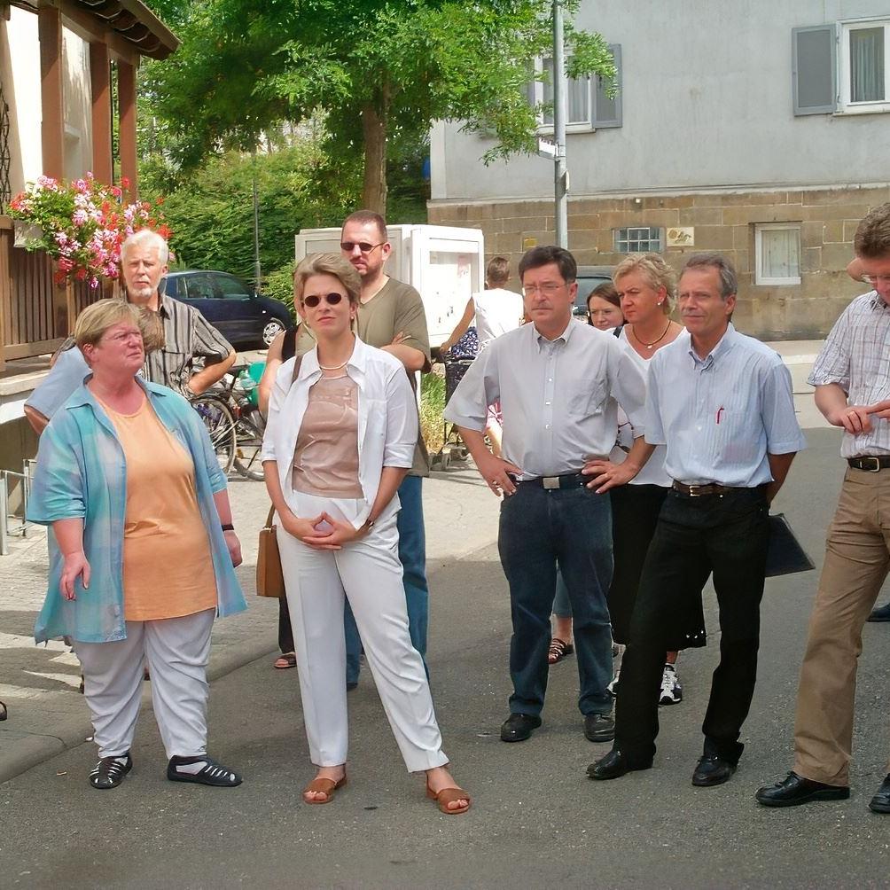 2004: Ortsteilbegehung der Oberbürgermeisterin Bosch in Mittelstadt (Quelle: Bezirksamt)