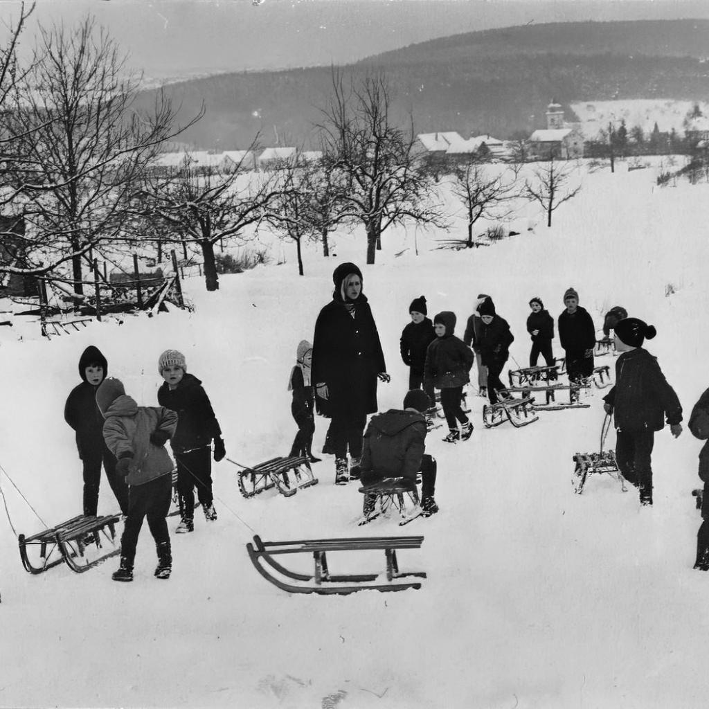 1971: der Jahrgang 1961/62 beim Schlittenfahren am Bergsteig mit Lehrerin Haverkamp (Quelle: Harald Becker)
