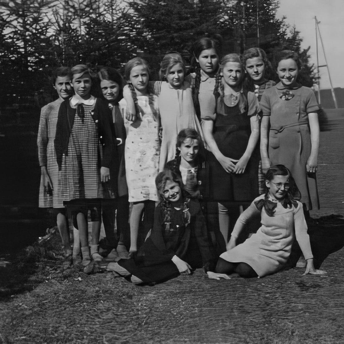 1942: Das Bild wurde im Jahr 1942 auf dem Turn- und Spielplatz im Hardt aufgenommen. Es zeigt die Mädchen des 7ten Schuljahrs, Jahrgang 1928 aus Mittelstadt. (Quelle: NN)