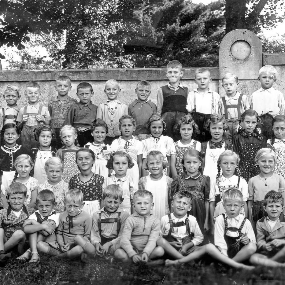 1944: Jahrgang 1934 und 1935 Schulklasse mit Lehrerin Fräulein Haas (Quelle: Edwin Lauxmann)