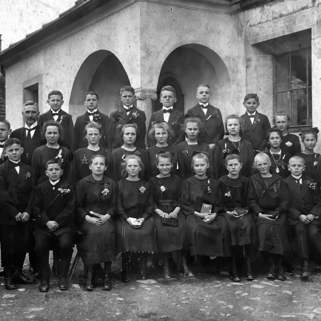 1924: Bild mit Emilie und Eugen Hezel; Erinnerung an die Konfirmation wahrscheinlich ist der ältere Herr Pfarrer Richard Essig (Quelle: Paul Heinzelmann)