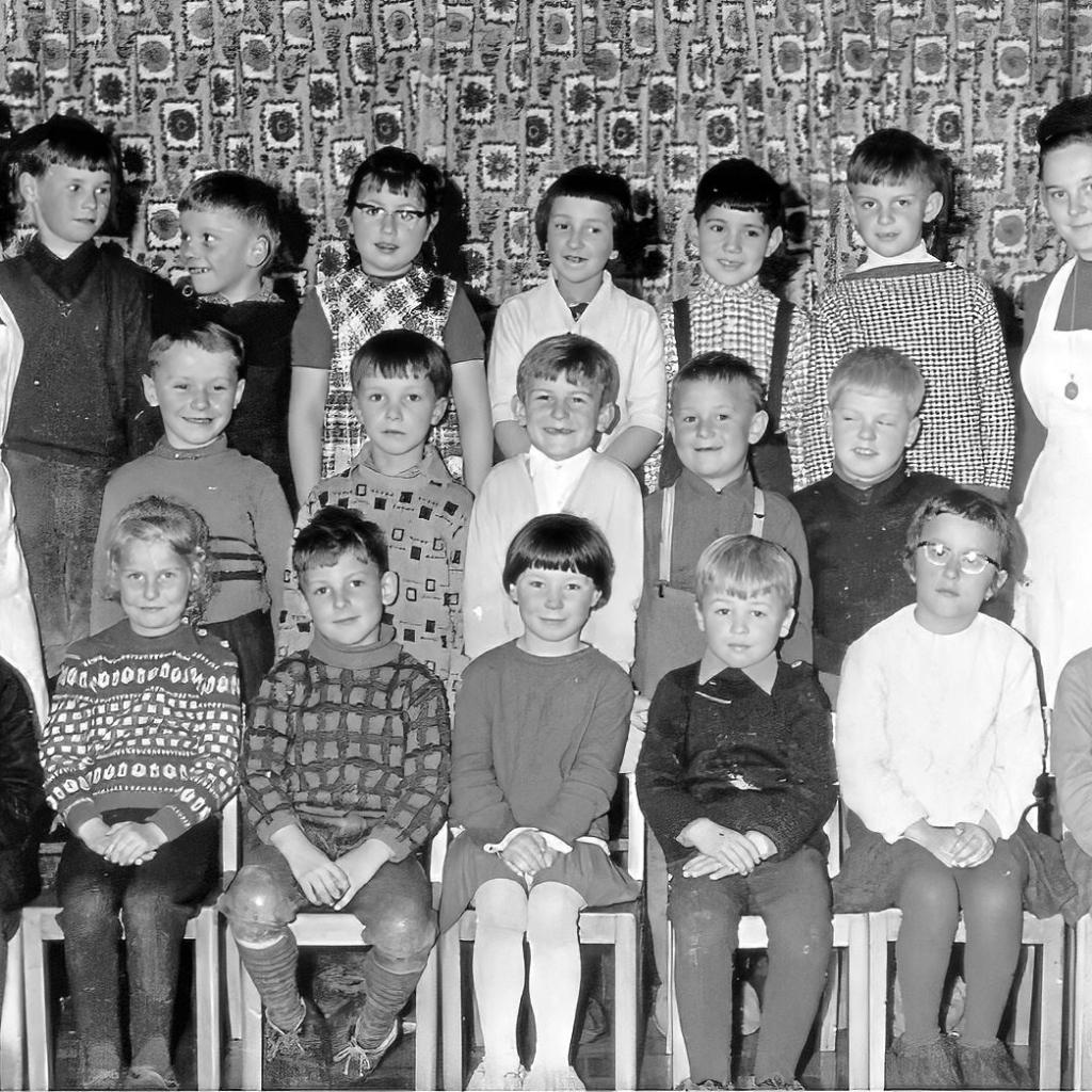 ????: Der Jahrgang 1959 im Kindergarten Turnhalle, links Tante Erna Becker und rechts Tante Christel Rösch (Quelle: Andrea Welsch)