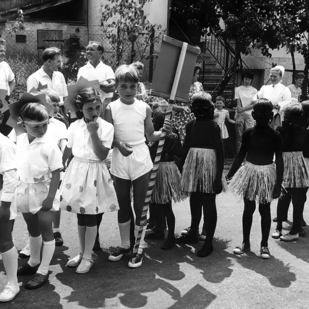1961: Sternkinder der ersten Klasse (Jahrgang 1954) beim Schulfest (Quelle: Martha Kern)