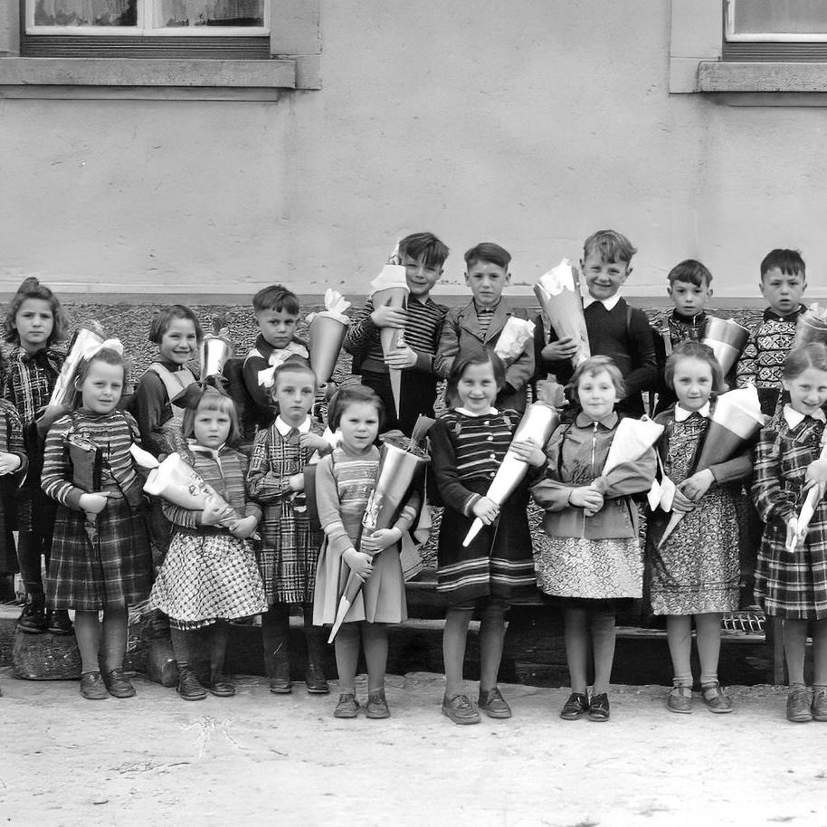 1955: Geburtsjahrgang 1948 und 1949 bei der Einschulung vor der Schule (Quelle: Ursula Gehr)