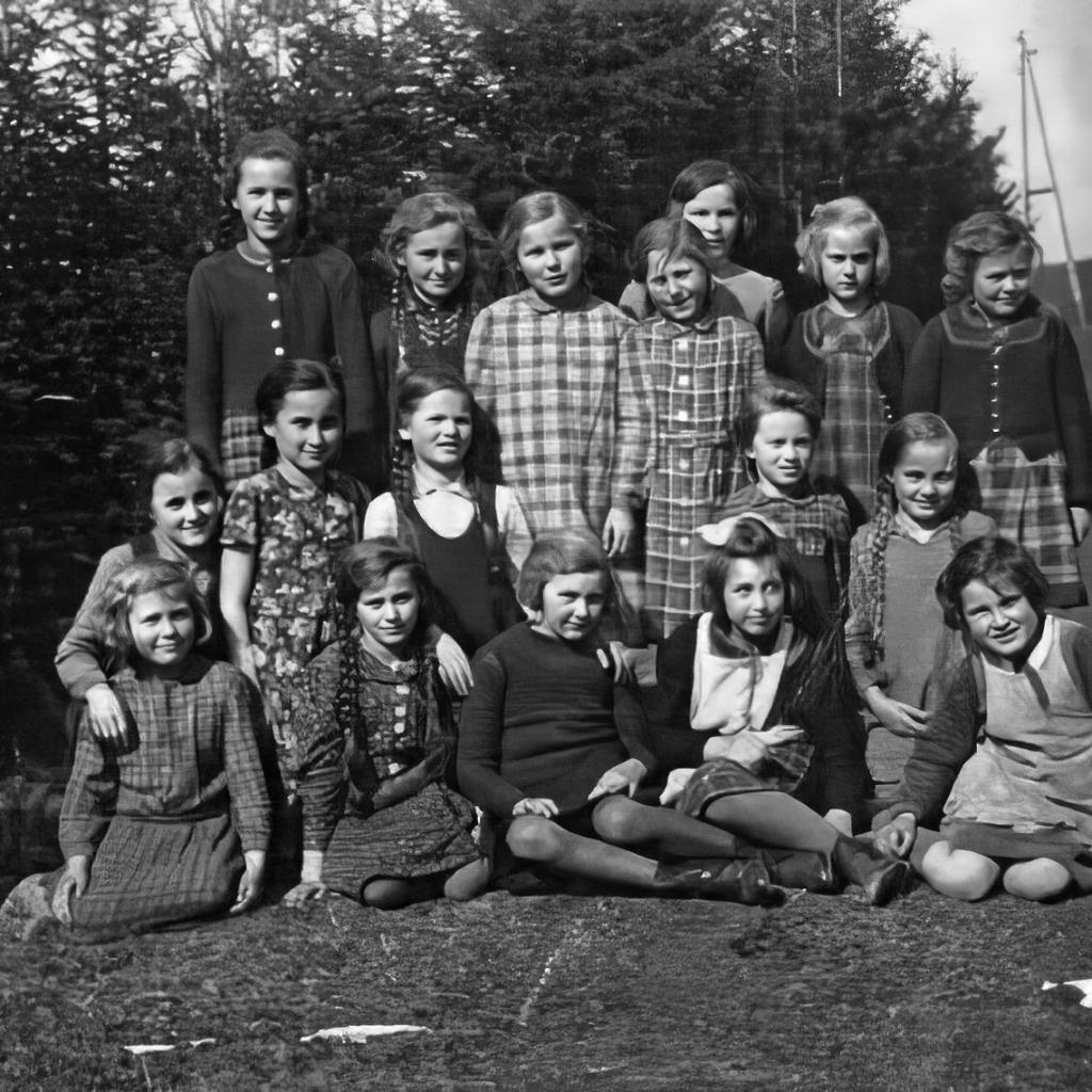 1943: Jahrgang 1930 in der Schule - 4 Kinder sind aus dem Ruhrgebiet wegen der Fliegerbedrohung (Quelle: NN)