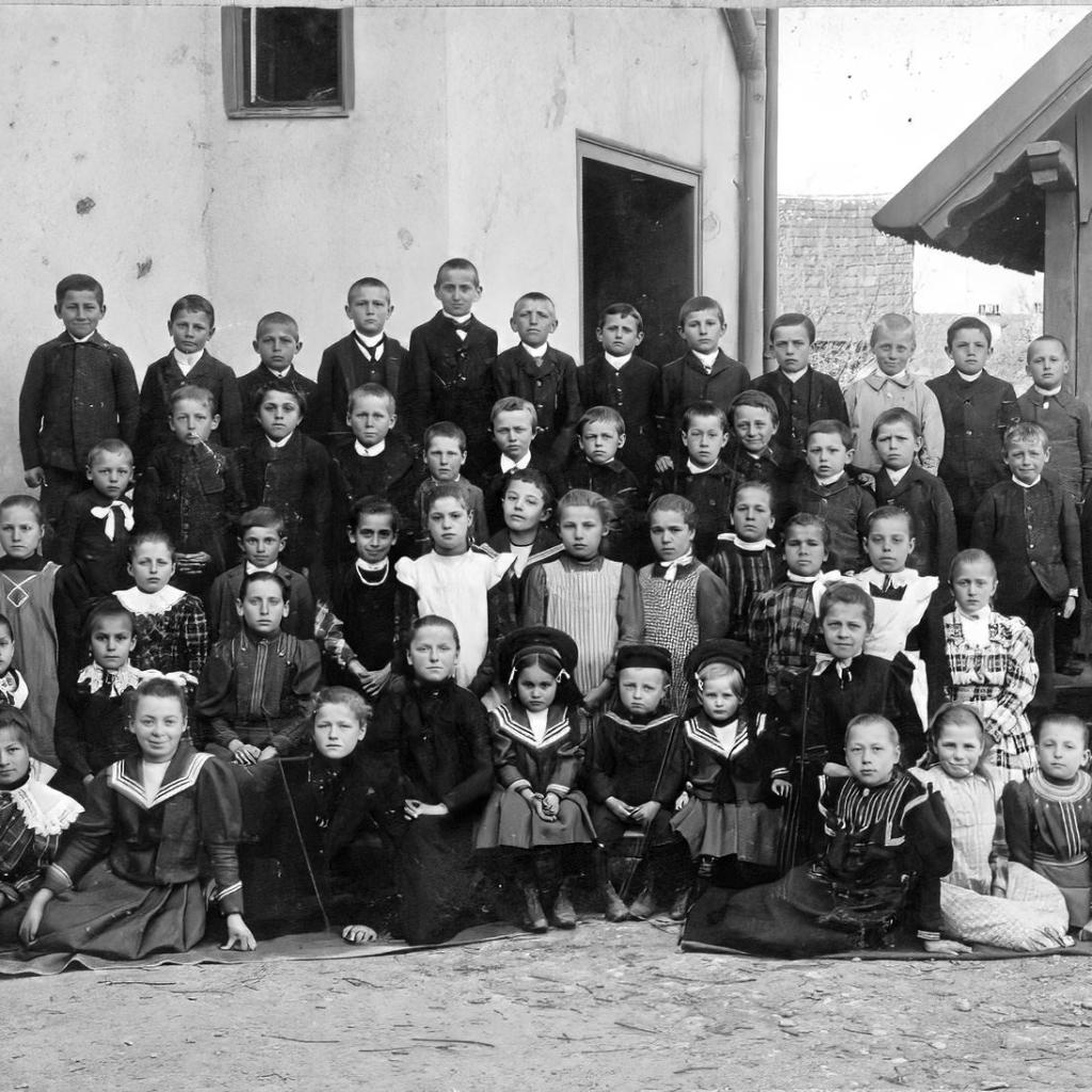 1898: Klasse vor altem Schulhaus (Quelle: Maria Müllerschön)