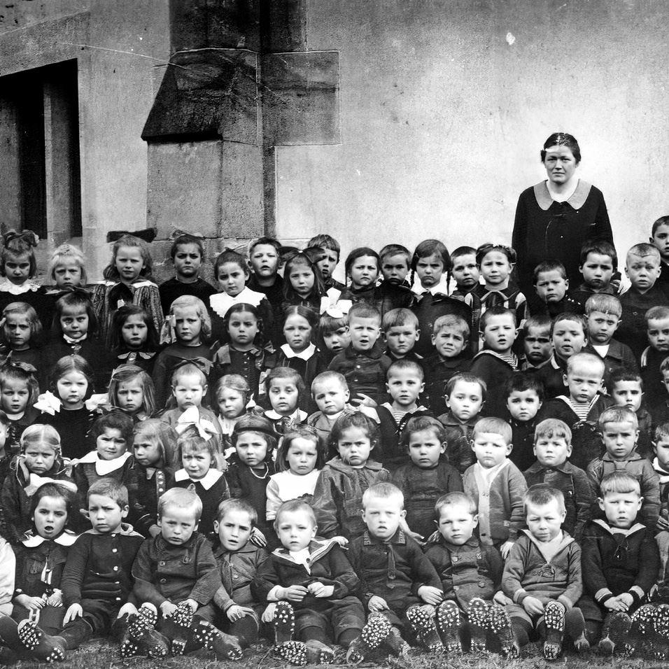 1917: Kleinkinderschule, Jahrgänge 1919-1923, Schwester Pauline und Maria Allgaier (Quelle: Ruth Reiber)