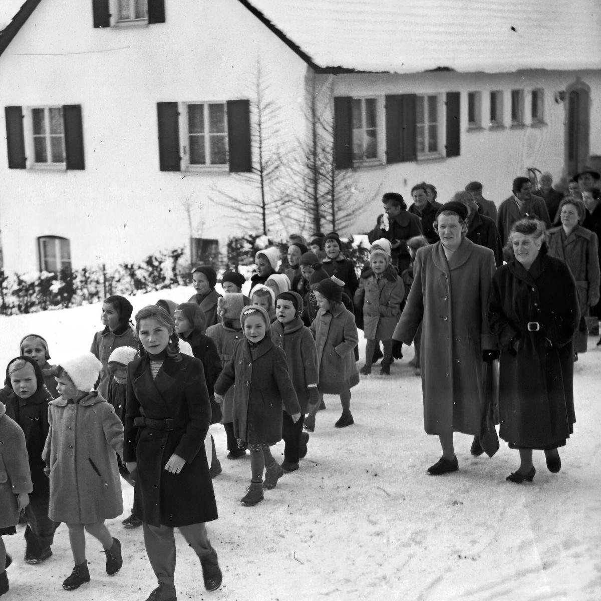 1957: Umzug des Kindergartens (Quelle: Maria Müllerschön)