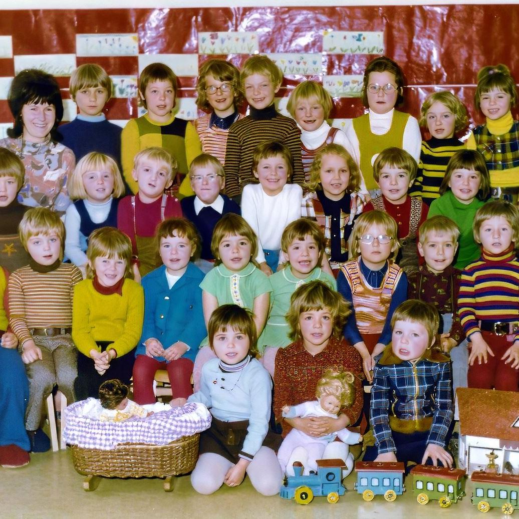 1973: Hinterer Kindergarten Turnhalle - Tante Waltraud und Regina - Jahrgänge 1966 bis 1968 (Quelle: Monja Gottwald)
