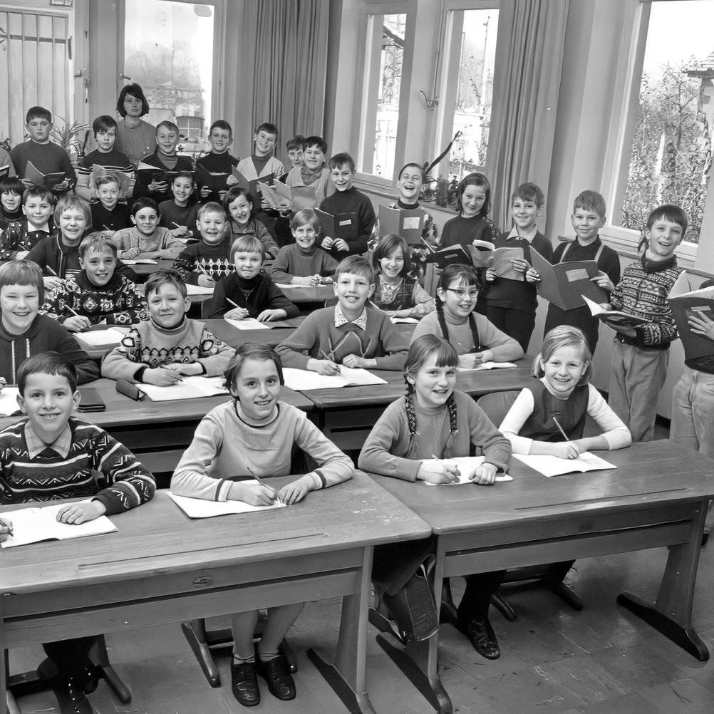1969: Jahrgang 1959 gemeinsam mit der Lehrerin Frau Geisler (Quelle: Andrea Welsch)