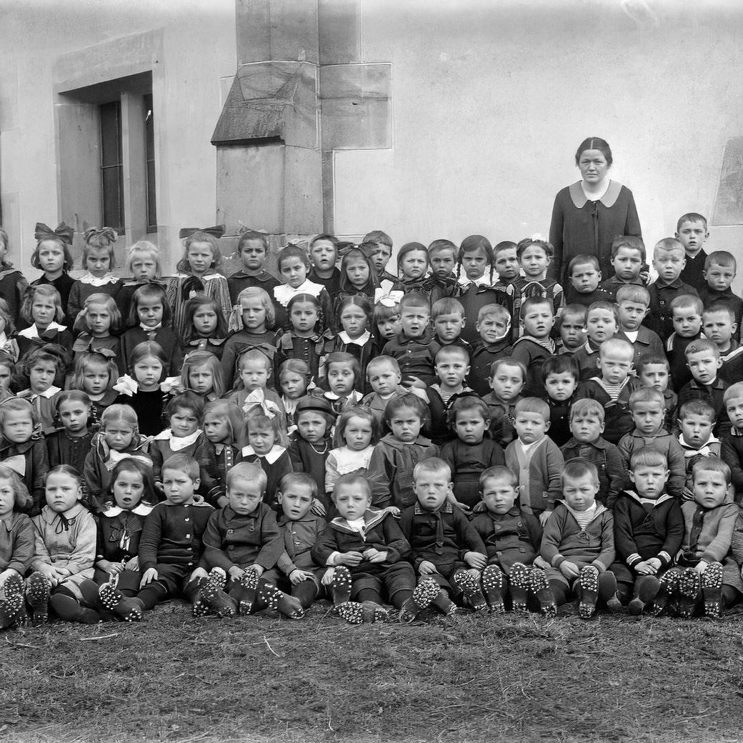 1962: Kindergartenbild aufgenommen beim ehemaligen Kindergarten an der Martinskirche (Quelle: Familie Kern)