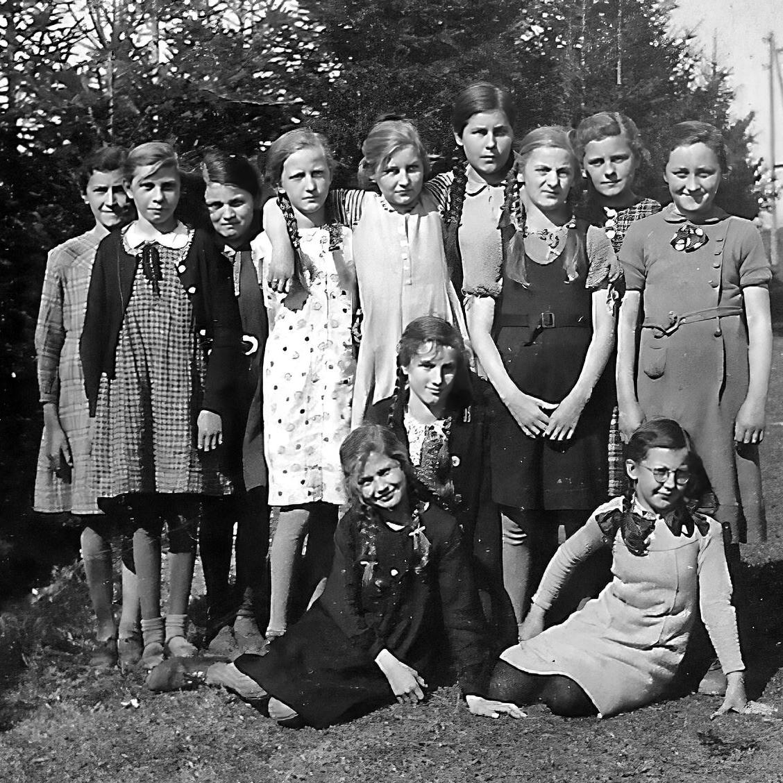 1942: Das Bild wurde im Jahr 1942 auf dem Turn- und Spielplatz im Hardt aufgenommen. Es zeigt die Mädchen des 7ten Schuljahrs, Jahrgang 1928 aus Mittelstadt. (Quelle: Lore Kimmerle)