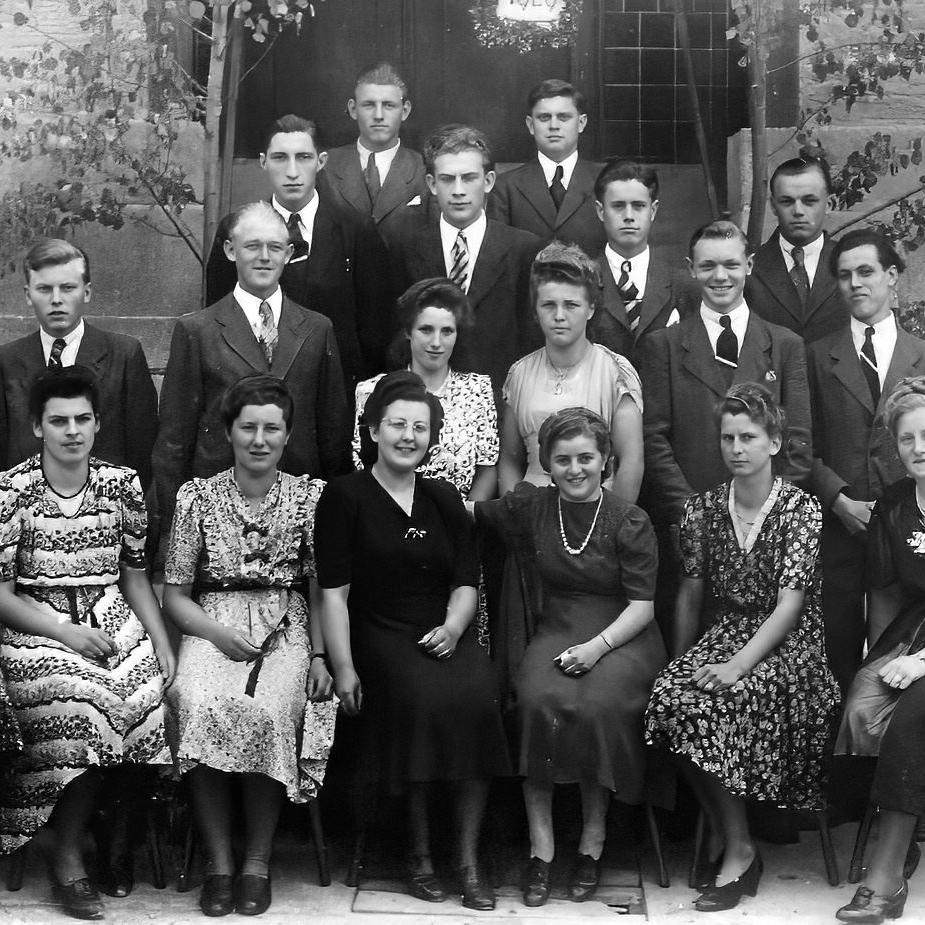 1947: Schuljahrgang 1929/30 bei der zwanziger Feier im Gasthaus zum Stern (Quelle: Ernst Stückle)